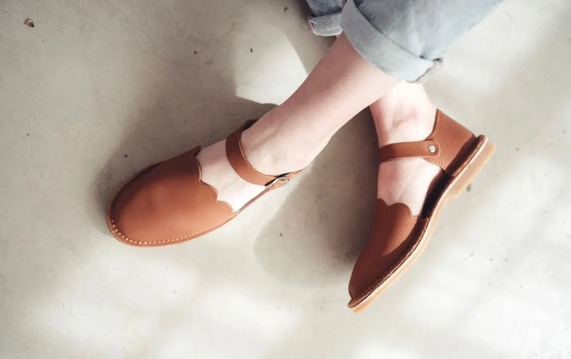 Ladies' Genuine Leather Scalloped Shoes (Brown)